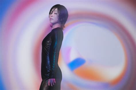 Le Concert Lumineux d'Utada Hikaru : Une Fusion Mélodieuse de Pop et d'Electronique !