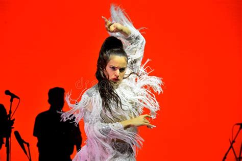 Le Concert Flamenco Électrique de Rosalía: Un Fusion Audacieuse de Traditions et d’Innovation Musicales!